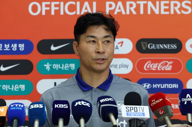 인터뷰하는 김도훈 감독

    (영종도=연합뉴스) 김도훈 기자 = 싱가포르와의 2026 북중미 월드컵 아시아 2차 예선 5차전에서 7-0 대승을 거둔 축구 대표팀 김도훈 임시 감독이 7일 오전 인천국제공항 제2여객터미널을 통해 귀국해 인터뷰하고 있다.

<저작권자(c) 연합뉴스, 무단 전재-재배포, AI 학습 및 활용 금지>