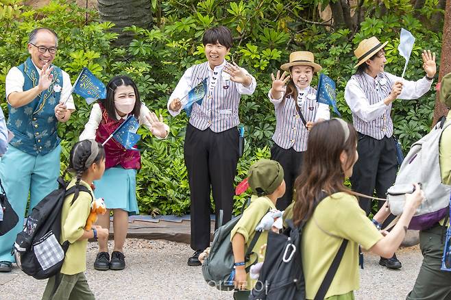 ​도쿄디즈니씨(Tokyo DisneySea)의 8번째 테마포트 '판타지 스프링스'가 지난 6일 그랜드 오픈하고 여행객 맞이에 나섰다. ​