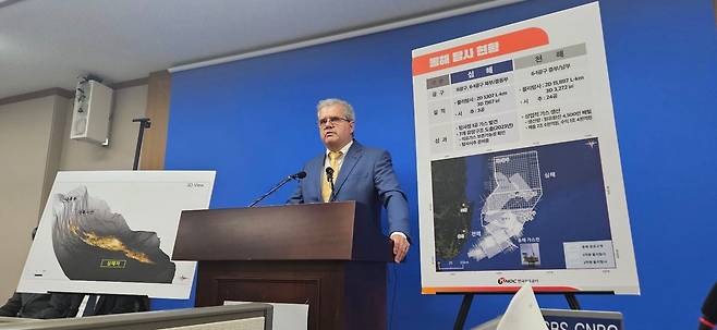 (세종=뉴스1) 김기남 기자 = 경북 포항 영일만 일대에 최대 140억배럴 규모의 석유·가스가 매장돼 있을 가능성이 있다고 분석한 미국 액트지오(Act-Geo)사의 비토르 아브레우 고문이 7일 오전 세종시 정부세종청사 산업통상자원부 기자실에서 동해 심해 가스전 개발과 관련한 브리핑을 하고 있다. 2024.6.7/뉴스1