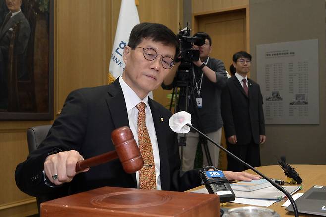 이창용 한국은행 총재가 23일 서울 중구 한국은행에서 열린 금융통화위원회에서 의사봉을 두드리고 있다. /뉴스1