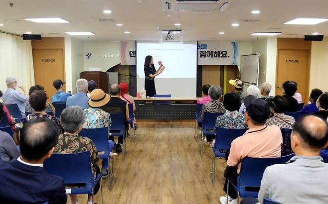 지난 5일 서울시 구로구에 소재한 구로노인종합복지관에서 진행된 ‘2080 시니어 구강관리 교실’ 모습.ⓒ애경산업