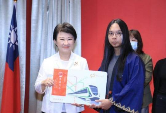 쉬뤼시엔 씨가 지난 4일 타이중시 정부에서 상을 받고 있다. [타이중시 정부]