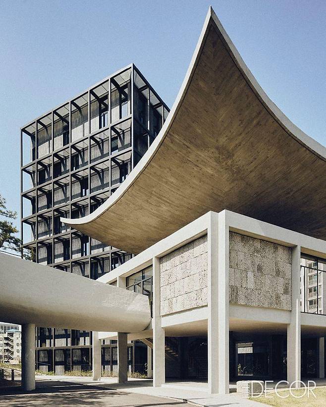 주한 프랑스대사관. 매스스터디스와 SATHY(윤태훈)가 공동으로 설계했으며, 10층 타워 신축과 파빌리온 레너베이션으로 완성됐다.