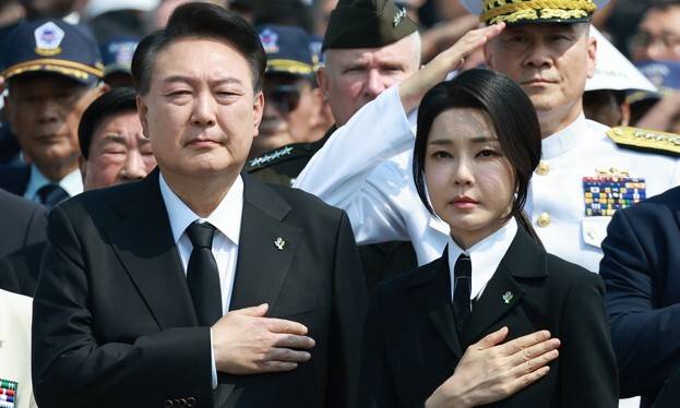 윤석열 대통령과 김건희 여사가 6일 서울 동작구 국립서울현충원에서 열린 제69회 현충일 추념식에서 국기에 경례하고 있다. 연합뉴스