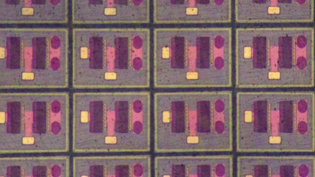 한국전기연구원 전력ICT연구센터가 최근 개발한 직경 0.4mm 크기의 전력 변환소자를 현미경으로 촬영한 사진. 이 소자 1개는 전파를 10와트(W)의 전력으로 변환하도록 설계됐다. 전기연 제공