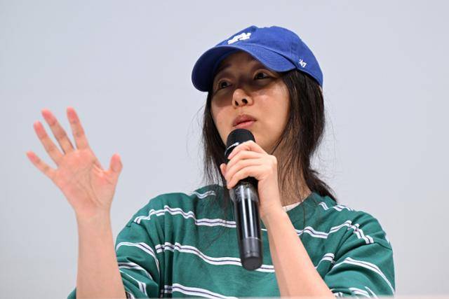 그룹 뉴진스 소속사 어도어의 민희진 대표는 지난달 25일 서울 서초구 한국컨퍼런스센터에서 연 기자회견에서 K팝 업계 내의 관행인 '밀어내기'의 문제점을 지적하고 있다. 민 대표는 지난 4월 하이브 경영진에 보낸 이메일에서 "음반 밀어내기로 인해 주식시장에 미치는 파장은 더욱 심각한데 단순히 숫자만을 부풀리는 것이 아니라 기업과 엔터테인먼트 산업의 성장성이나 미래를 심각하게 왜곡시킨다"고 쓴 것으로 알려졌다. 박시몬 기자