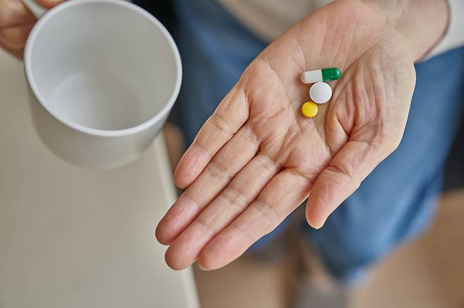 항고혈압제, 골격근 이완제, 비뇨기계 항무스카린제, 항히스타민제 등 약물은 노인의 낙상사고 위험을 높일 수 있다. /게티이미지뱅크