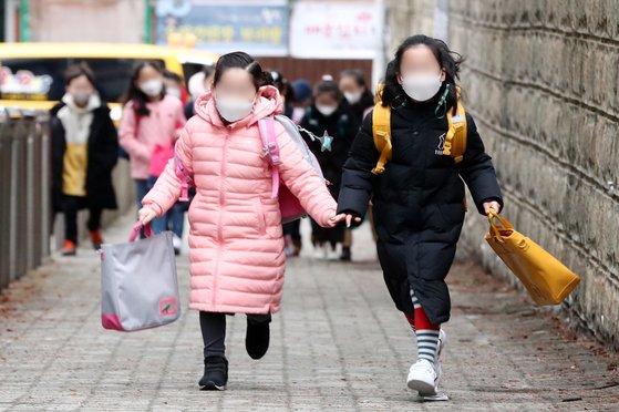 등교하는 초등학생들. 뉴스1