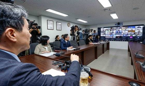 정부가 이탈 3개월째가 된 전공의들에게 이날까지 복귀할 것을 촉구한 지난달 20일 오전 이주호 사회부총리 겸 교육부 장관이 서울 영등포구 교육시설안전원에서 화상으로 열린 의과대학 운영대학 총장 간담회에 참석해 대학 총장들과 의견을 나누고 있다. 연합뉴스