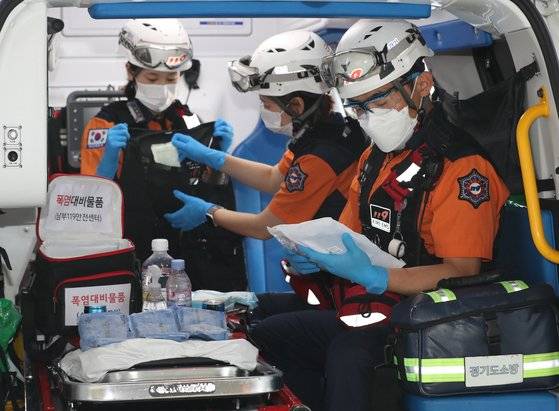 경기 수원시 권선구 수원남부소방서에서 구급대원들이 폭염 대비 물품을 점검하고 있다. [뉴스1]