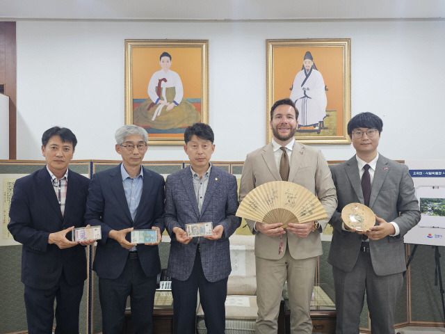 ▲ 주한 세르비아 대사가 7일 오죽헌·시립박물관을 방문해 강릉화폐전시관 내 ‘세계의 화폐’전시 공간에 전시될 세르비아 화폐를 전달했다.