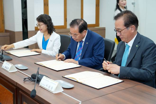 하윤수 부산교육감(가운데)과 백영선 부산장안학교장(왼쪽), 이광훈 고리원자력본부장이 부산장안고 자율형 공립고 2.0 협약서에 서명하고 있다./사진=부산교육청