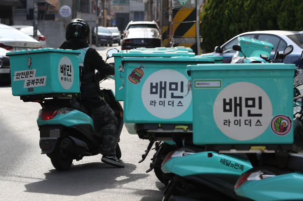 배달의민족이 기상변화에 따른 탄력적 배달을 도입하자 배달 기사들이 이는 배달 단가를 하락시킨다며 비판했다. 2020년 4월6일 서울 마포구 배민라이더스 중부지사에 배달 오토바이가 줄지어 서있다. /사진=머니투데이