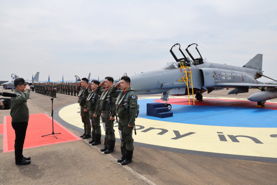 7일 경기 수원시 공군 10전투비행단에서 열린 F-4 팬텀(Phantom) 퇴역식에서 마지막 비행 임무를 마친 F-4E 팬텀 전투기 조종사가 신원식 국방부 장관에게 임무 종료 보고하며 거수경례하고 있다. 사진공동취재단