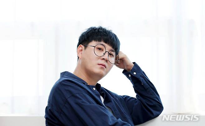 [서울=뉴시스] 홍효식 기자 = 유튜버 '춤추는곰돌'이 지난 4일 서울 종로구 한 스튜디오에서 뉴시스와 인터뷰에 앞서 포즈를 취하고 있다. 2024.06.07. yesphoto@newsis.com