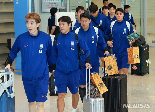 [인천공항=뉴시스] 고범준 기자 = 축구 국가대표팀 조현우, 주민규 등 선수들이 싱가포르와의 '2026 국제축구연맹(FIFA) 북중미 월드컵' 아시아 지역 2차 예선 경기를 마치고 7일 오전 인천국제공항 제2여객터미널을 통해 귀국하고 있다. 2024.06.07. bjko@newsis.com