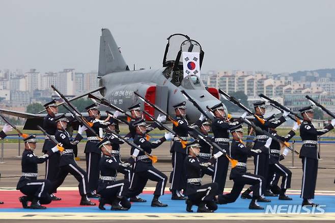 [수원=뉴시스] 사진공동취재단 = 7일 경기도 수원시 공군10전투비행단에서 열린 F-4 팬텀 퇴역식에서 F-4E 진회색 기체가 주기되어 있다. 2024.06.07. photo@newsis.com