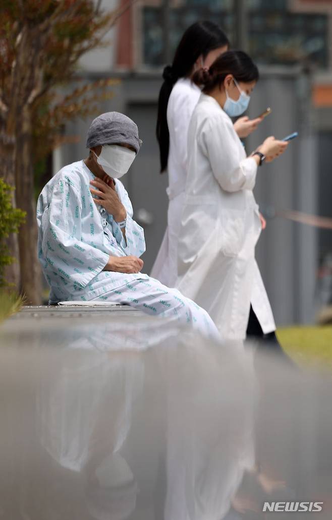 [서울=뉴시스] 김명년 기자 = 서울대학교 의과대학 교수들이 오는 17일부터 응급·중환자실을 제외하고 전체 휴진을 결정한 가운데 7일 오후 서울 종로구 서울대학교병원에서 한 환자가 야외의자에  앉아 있다. 2024.06.07. kmn@newsis.com