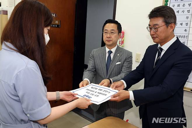 [서울=뉴시스] 조성봉 기자= 박성준 더불어민주당 원내수석부대표와 노종면 원내대변인이 7일 오후 서울 여의도 국회 의사과에 제22대 전반기 국회 상임위 및 특별위원회 위원 명단을 제출하고 있다. 2024.06.07. suncho21@newsis.com