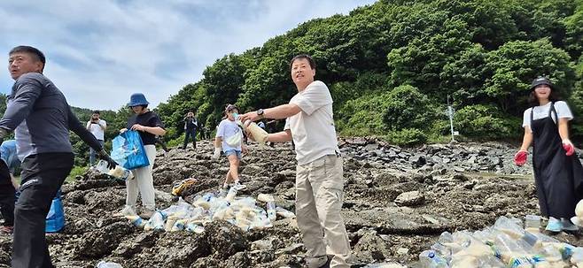 [서울=뉴시스] 탈북민단체 '큰샘'이 7일 오전 11시30분께 강화도에서 북한 쪽으로 페트병을 띄워 보내고 있다. (사진=큰샘 제공) 2024.06.07. photo@newsis.com *재판매 및 DB 금지