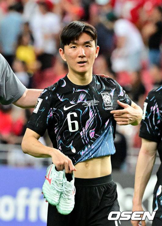 [OSEN=칼랑(싱가포르), 조은정 기자] 김도훈 임시 감독이 이끄는 국제축구연맹(FIFA)&nbsp;23위 한국 축구대표팀은 6일(한국시간) 오후 9시 싱가포르 칼랑에 위치한 싱가포르 더 내셔널 스타디움에서 열린 싱가포르(155위)와 2026 FIFA&nbsp;북중미 월드컵 아시아 2차 예선 C조 5차전에서 7-0 대승을 거뒀다.이로써 한국은 4승 1무(승점 13)로 조 1위 자리를 굳게 지키며 3차 예선 진출을 조기에 확정했다. 한국은 한층 더 가벼운 마음으로 오는 11일 홈에서 열리는 중국전을 치를 수&nbsp;있게 됐다.경기 종료 후 대한민국 황인범이 관중석을 향해 인사를 하고 있다. 2024.06.06 /cej@osen.co.kr