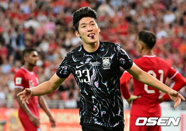 [OSEN=칼랑(싱가포르), 조은정 기자]김도훈 임시감독이 이끄는 대한민국과 싱가포르의 2026 FIFA&nbsp;북중미 월드컵 아시아 2차 예선 C조 5차전이 6일(한국시간) 오후 9시 싱가포르 칼랑에 위치한 싱가포르 더 내셔널 스타디움에서 열렸다.각 조 1・2위에 3차 예선 진출 자격이 주어지는 가운데 한국은 싱가포르와 5차전에서 비기기만 해도 11일 중국과 6차전 경기 결과와 상관없이 3차 예선행을&nbsp;확정한다. 심지어&nbsp;5차전에서 한국이 패해도&nbsp;태국이 승점을 챙기지 못한다면&nbsp;3차 예선으로 향할 수 있다.후반 대한민국 배준호가 골을 성공시키고 환호하고 있다. 2024.06.06 /cej@osen.co.kr