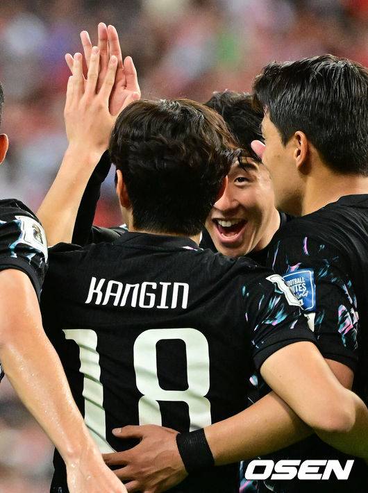 [OSEN=칼랑(싱가포르), 조은정 기자] 김도훈 임시 감독이 이끄는 국제축구연맹(FIFA)&nbsp;23위 한국 축구대표팀은 6일(한국시간) 오후 9시 싱가포르 칼랑에 위치한 싱가포르 더 내셔널 스타디움에서 열린 싱가포르(155위)와 2026 FIFA&nbsp;북중미 월드컵 아시아 2차 예선 C조 5차전에서 7-0 대승을 거뒀다.이로써 한국은 4승 1무(승점 13)로 조 1위 자리를 굳게 지키며 3차 예선 진출을 조기에 확정했다. 한국은 한층 더 가벼운 마음으로 오는 11일 홈에서 열리는 중국전을 치를 수&nbsp;있게 됐다.후반 대한민국 손흥민이 골을 성공시킨 이강인을 축하하고 있다. 2024.06.06 /cej@osen.co.kr