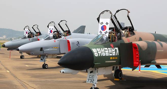 5일 경기 수원시 공군 제10전투비행단에서 열린. F-4 미디어데이 행사에서 퇴역을 앞둔 F-4들이 도열해있다. 연합뉴스