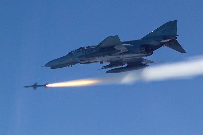 F-4E가 공중 표적을 향해 AIM-7M 공대공미사일을 발사하고 있다. 공군 제공