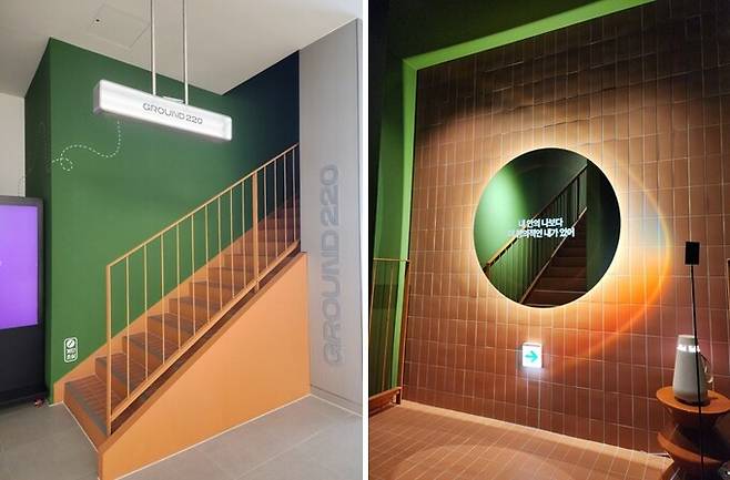 2층에 위치한 그라운드220으로 가는 계단과 중간층 모습.&nbsp;‘또 다른 세상’으로 가는 통로로서 일반 가전 매장인 1층과 공간을 확실하게 분리하는 특별함이 더해졌다.