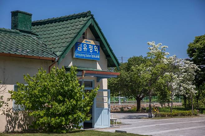 김유정역은 수도권 전철 경춘선이 다니는 신역과 폐역으로 나뉜다. 옛 김유정역 승강장에 무궁화호 열차를 두어 관광 안내소, 북 카페로 운영 중이다. ⓒKTX매거진 신규철