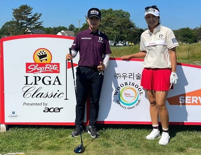 이번 LPGA 대회에 참가하는 이소미 프로(왼쪽)와 이정은6 프로가 ‘우리술’의 토너먼트 후원을 축하해 주고 있다