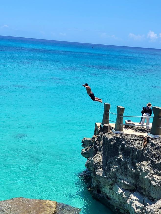 티니안 타가비치에서 아이들이 다이빙을 즐기고 있다. 사진제공|마리아나관광청