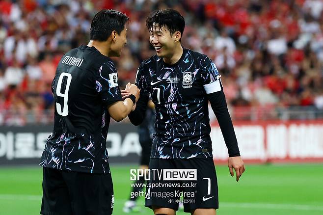 ▲ 김도훈 임시 감독이 이끈 한국 축구대표팀이 6일 오후 9시 싱가포르 국립경기장에서 2026 국제축구연맹(FIFA) 북중미 월드컵 아시아지역 2차예선 조별리그 C조 5차전 원정 경기에서 싱가포르를 7-0으로 크게 이겼다. 이날 승리로 4승 1무 승점 13점을 기록한 한국은 조 1위를 확정했다. 오는 11일 중국과 최종전 결과에 상관없이 최종예선 진출에도 성공했다. 그러나 3차 예선에서 톱시드를 받으려면 중국전도 이겨야 한다. 로테이션 없이 승리를 정조준하면서 한국 원정을 앞둔 중국은 2차 예선 탈락 우려가 커지고 있다.