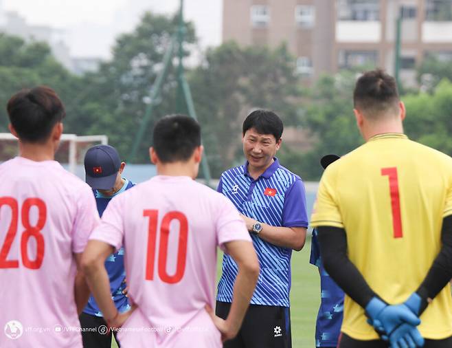 ▲ 베트남축구협회는 김상식 감독을 선임하며 A대표팀과 23세 이하 대표팀을 성공적으로 이끌고 베트남 축구의 목표를 달성할 수 있을 것으로 기대했다. 출발이 좋다. 7연패에 빠져있던 베트남을 맡아 북중미 월드컵 아시아 2차예선에서 필리핀을 3-2로 잡고 승리를 안겼다. 더불어 경기 후 팬들에게 감사 인사까지 하는 애정을 보여줘 더욱 찬사를 이끌어냈다. ⓒ 베트남축구협회