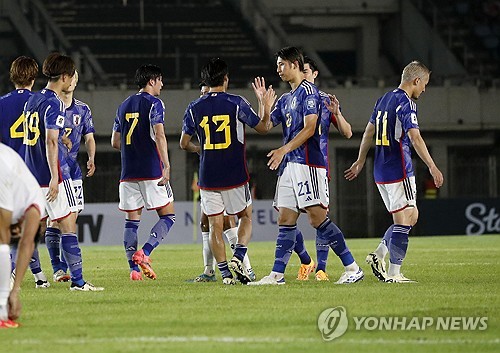 대한민국 축구대표팀은 지난 6일 싱가포르 국립경기장에서 열린 2026 북중미 월드컵 아시아 2차 예선 C조 5차전 싱가포르와의 원정 경기에서 7 대 0 대승을 거뒀다. 이날 승리로 한국은 6차전 중국과의 홈 경기 결과와 상관없이 C조 4개국 중 상위 2개국에 주어지는 3차 예선 티켓을 확보했다. 3차 예선은 총 18개국이 6개국씩 3개 조로 나뉘어 총 6장의 월드컵 본선 출전권을 놓고 다툰다. 이때 2차 예선 B조에 속해 있는 북한도 5차전 시리아전에서 승리해 3차 예선 진출 확률을 높여 다음 라운드에서 한국과 북한이 같은 조에 편성될 가능성이 생겼다. 연합뉴스