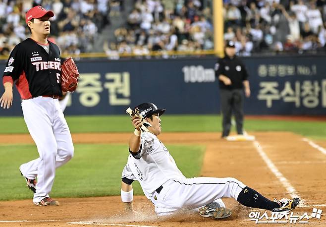 7일 오후 서울 송파구 잠실야구장에서 열린 2024 신한 SOL Bank KBO리그 KIA 타이거즈와 두산 베어스의 경기, 7회말 2사 1,3루 두산 허경민이 KIA 전상현의 폭투를 틈타 득점에 성공하고 있다. 잠실, 김한준 기자