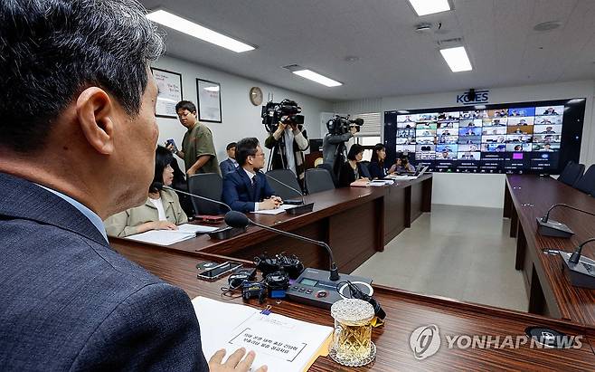 지난달 20일 이주호 부총리 겸 교육부 장관이 서울 영등포구 교육시설안전원에서 화상으로 열린 의과대학 운영대학 총장 간담회에 참석해 대학 총장들과 의견을 나누고 있다. [공동취재. 연합뉴스 자료사진. 재판매 및 DB 금지]