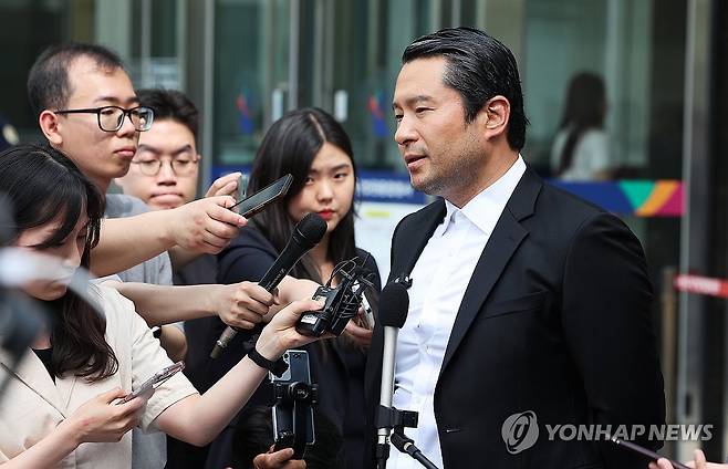 질문에 답하는 이화영 전 부지사 측 김현철 변호사 (수원=연합뉴스) 홍기원 기자 = 쌍방울 그룹의 800만 달러 대북송금 공모 및 억대 뇌물을 수수한 혐의 등으로 구속기소 된 이화영 전 경기도 평화부지사의 1심 선고 재판이 열린 7일 오후 경기도 수원시 영통구 수원지방법원 앞에서 이 전 부지사 측 김현철 변호사가 재판을 마치고 나와 취재진 질문에 답하고 있다. 2024.6.7 xanadu@yna.co.kr