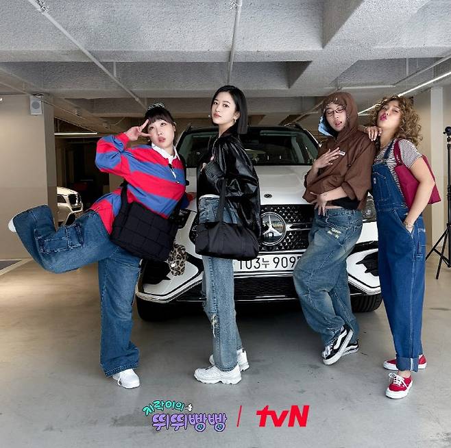 tvN 예능 프로그램 ‘지락이의 뛰뛰빵빵’ 출연진 이은지(왼쪽부터), 안유진, 이영지, 미미와 메르세데스-벤츠 GLE 450 4MATIC. (사진=인스타그램 ‘뿅뿅 지구오락실’ 캡쳐)