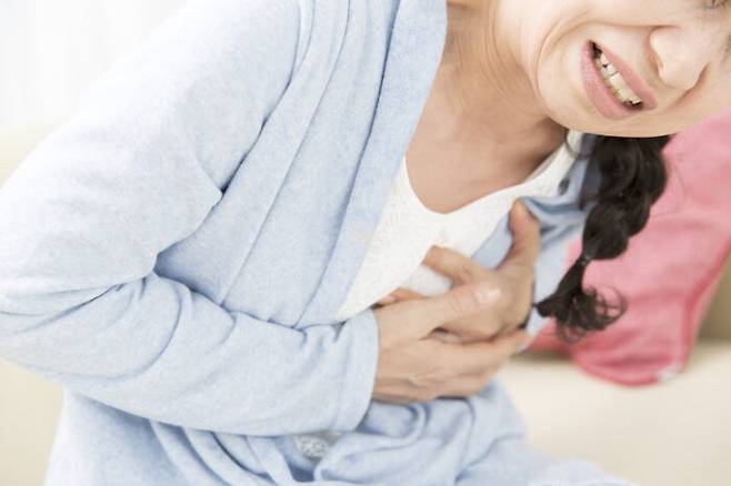 심장마비의 전형적인 증상은 심한 가슴 통증과 쥐어짜는 듯한 압박감, 식은땀, 어지럼증, 쇠약감 등이다. 하지만 이를 벗어나는 '무증상' 사례가 20%나 된다. 여성은 특히 몸의 작은 소리에도 귀를 기울여야 한다. [사진=게티이미지뱅크]