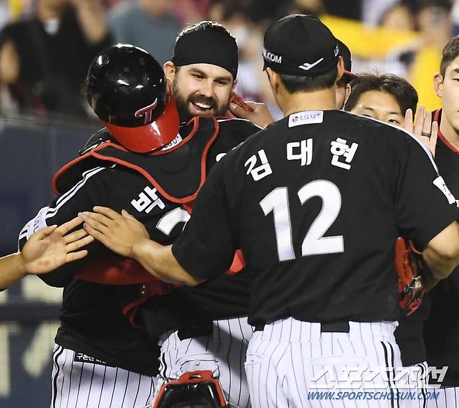 1일 잠실구장에서 열린 LG와 두산의 경기. LG가 8대5 역전승을 거뒀다. 켈리와 박동원이 승리의 기쁨을 나누고 있다. 잠실=정재근 기자 cjg@sportschosun.com/2024.6.1/
