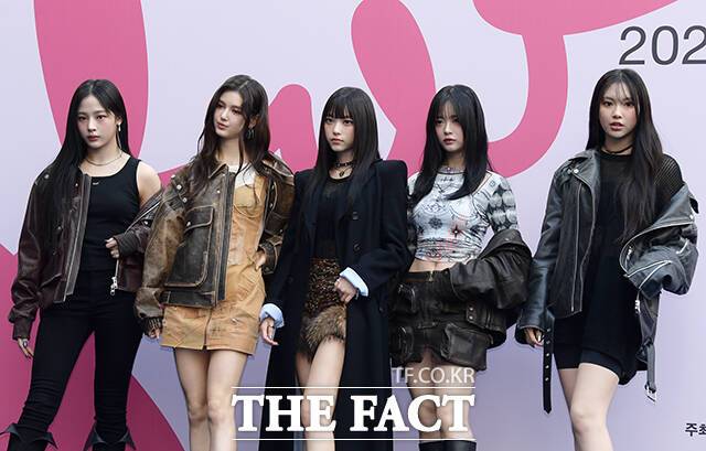 뉴진스가 대학축제 수익금 전액을 한국장학재단에 기부했다. /서예원 기자