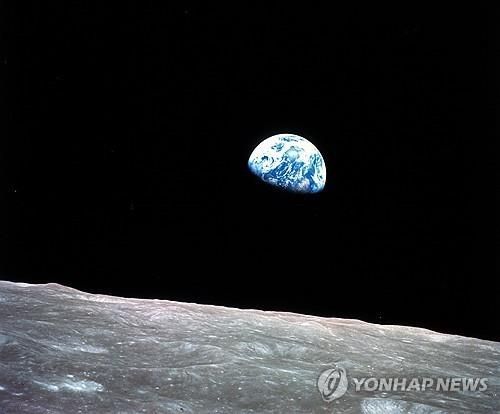 1968년 '아폴로 8호'에서 윌리엄 앤더스가 촬영한 '지구돋이(Earthrise)' 사진[사진출처=NASA, AP 연합뉴스]