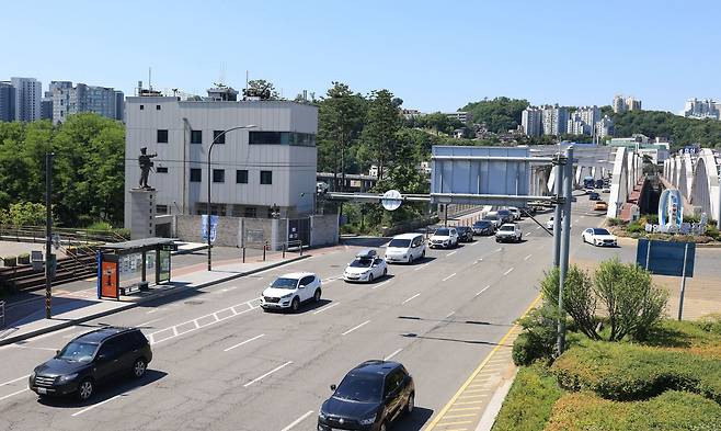 노들섬(중지도) 남단에 있는 이원등상사 동상(사진 왼쪽). 멀리 보이는 왼쪽 아치가 폭파 사건 당시 1번 상판이다. 폭파 당시 초소와 통제선은 이 아치 바로 앞에 설치돼 있었다. 오른쪽 아치는 1981년에 신설된 다리다. /박종인 기자