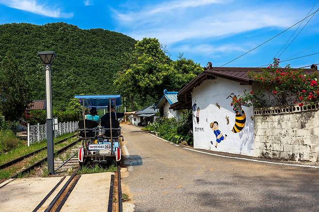 '구랑리 철로 자전거'는 폐선된 가은선 철로 중 '구랑리역'과 '먹뱅이' 구간을 느리게 오간다. 철로 자전거를 탄 연인이 드라마 '눈물의 여왕' 속 낯익은 벽화들을 보며 즐거워하고 있다. / 양수열 영상미디어 기자