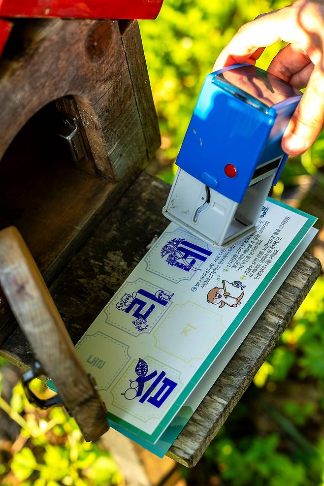 스탬프 투어 용지 속 '문경 돌리네 습지' 글자를 찾아다니면 글자 부근에 관찰 포인트가 숨어 있다. / 양수열 영상미디어 기자