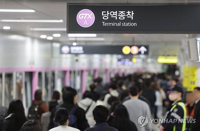 수도권광역급행철도(GTX)-A 수서역에서 승객들이 열차에서 내려 이동하고 있다. 사진=연합뉴스