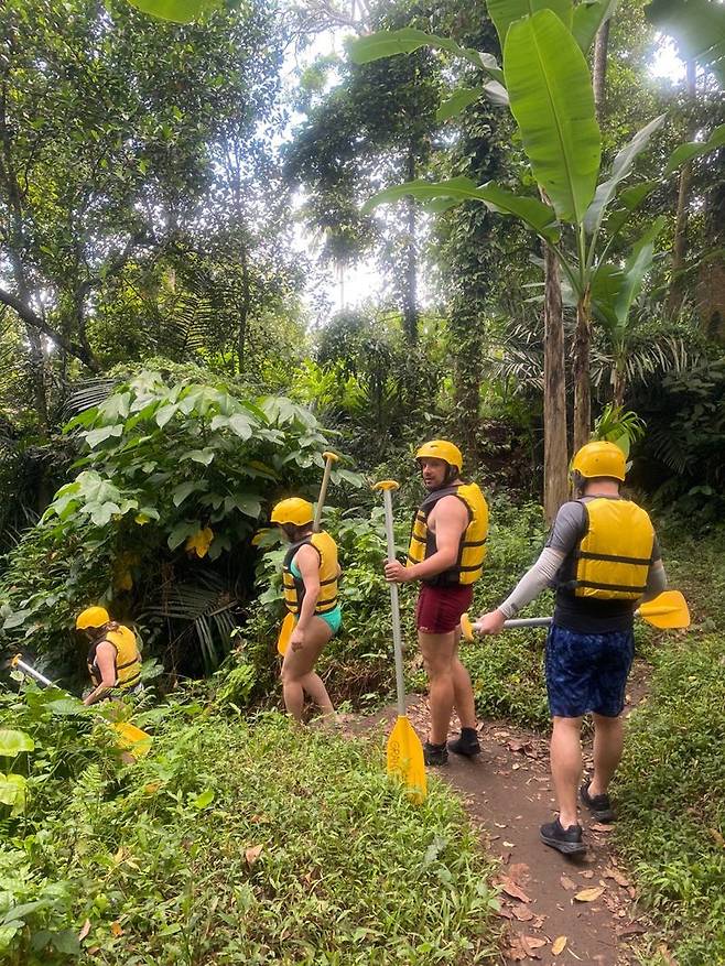 발리 아융강 래프팅 참가자들이 이동하고 있다.