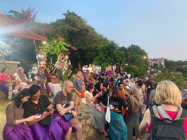 울루와뜨 사원을 찾은 관광객들.